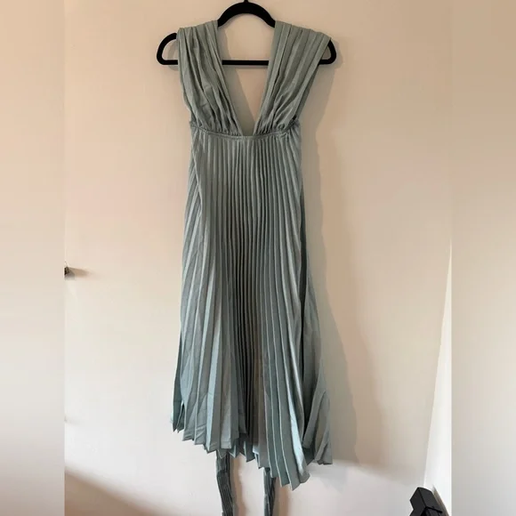 Hello Molly PRIME ASSET MIDI DRESS SAGE Plunge V-Neck Pleated Midi Dress - Picture 4 of 7